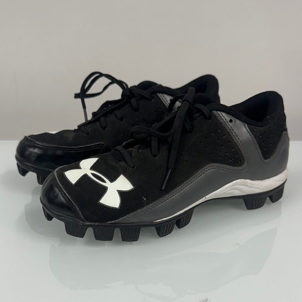 Under Armour Kids Black and White Sneakers cleats 4Y